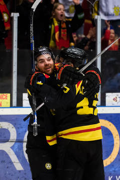 Brynäs Ponthus Westerholm och Pathrik Westerholm jublar