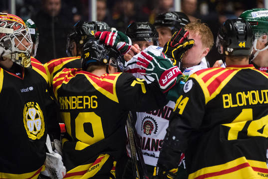 Brynäs Daniel Mannberg och Frölundas Carl Grundström i