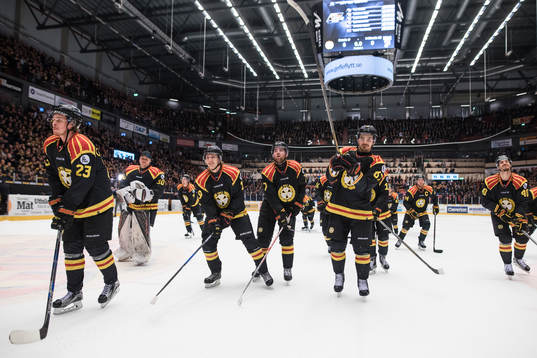 Brynäs spelare jublar
