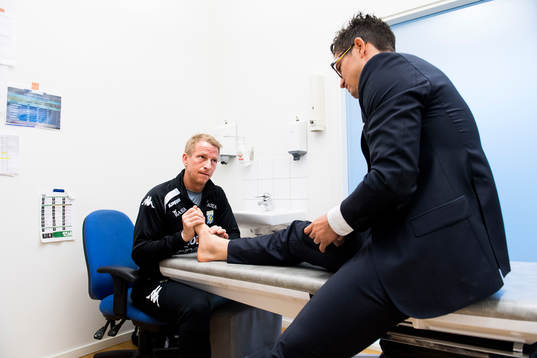 Sjukgymnast Fredrik Larsson känner på David Boo