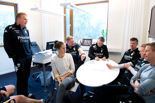  Tränare Jörgen Lennartsson, massören Lina Dahlin,