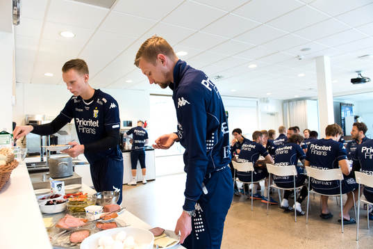 Målvakt Pontus Dahlberg och Sebastian Eriksson hämtar