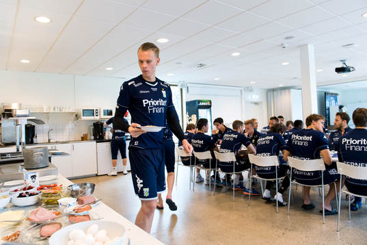Målvakt Pontus Dahlberg hämtar frukost på Kamratgården
