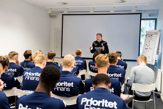 Tränare Jörgen Lennartsson håller genomgång på ett