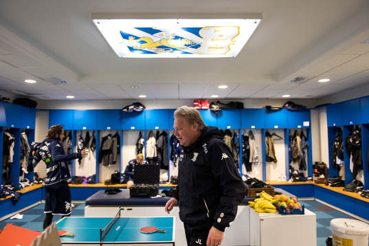  Tränare Jörgen Lennartsson i omklädningsrummet på