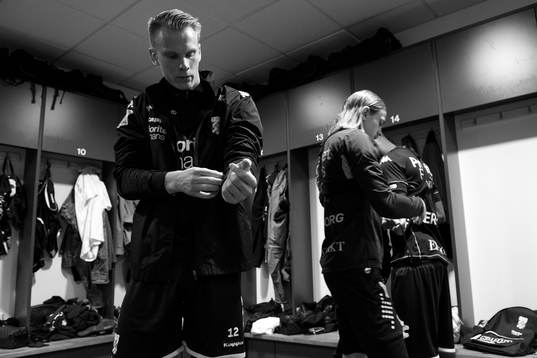 Målvakten Pontus Dahlberg i omklädningsrummet på