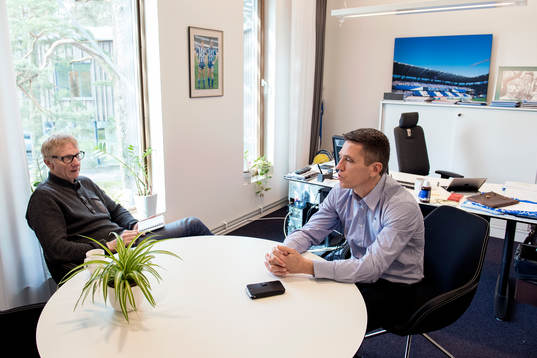 Scouten Olle Sultan pratar med Sportchef Mats Gren på