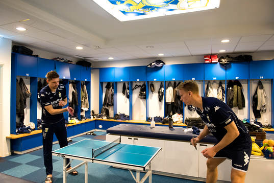 Mikael Boman och Pontus Dahlberg spelar bordtennis på