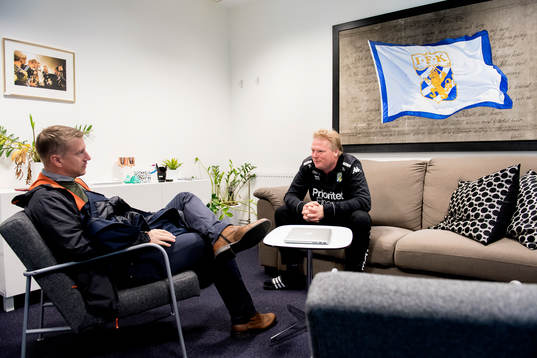 Tränare Jörgen Lennartsson i möte med Norske