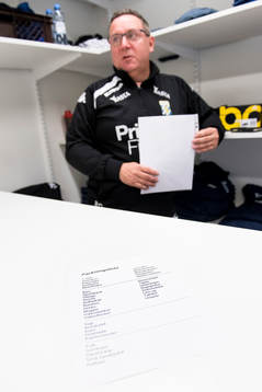 Materialförvaltare Rolf Gustavsson med sin packlista på