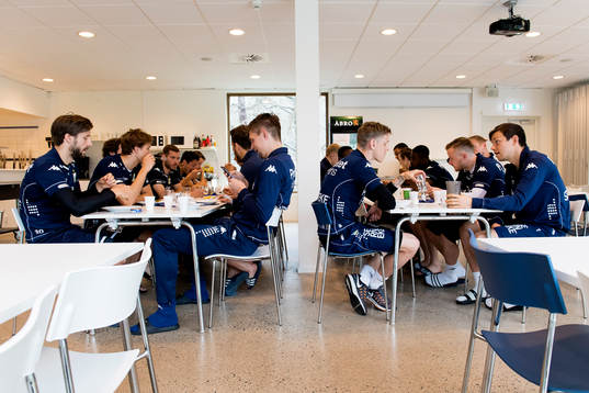 Laget äter frukost på Kamratgården