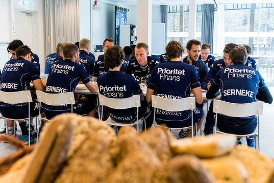 Laget äter frukost på Kamratgården