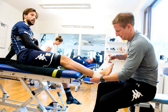 Mattias Bjärsmyr blir tejpad av Sjukgymnast Fredrik