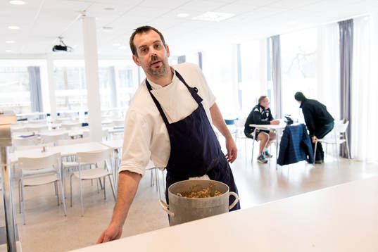 Jonas Hellöre, kock på Kamratgården, jobbar i köket