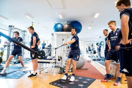 Tobias Hysen kör styrketräning på Kamratgården