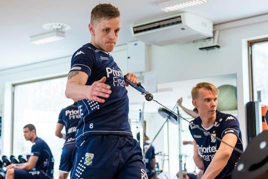 Sören Rieks kör styrketräning på Kamratgården