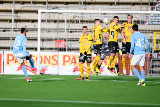 Malmö FFs Tobias Sana skjuter frispark