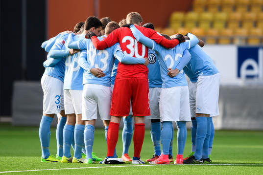 Malmö FFs spelare innan fotbollsmatchen i U21 Allsvenskan