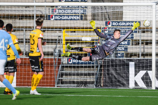 Elfsborgs målvakt David Olsson ser bollen gå i mål