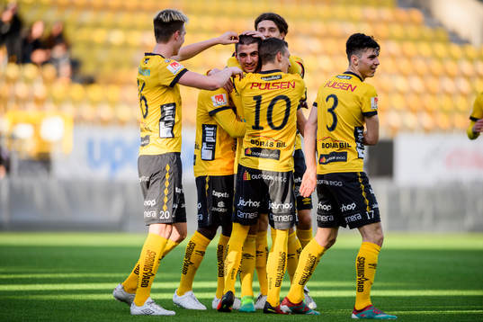 Elfsborgs Ibrahim Dresevic jublar ihop med övriga spelare
