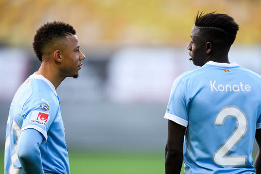 Malmö FFs Tobias Sana och Pa Konate diskuterar