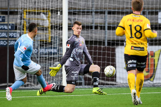 Malmö FFs Tobias Sana gör mål på Elfsborgs målvakt