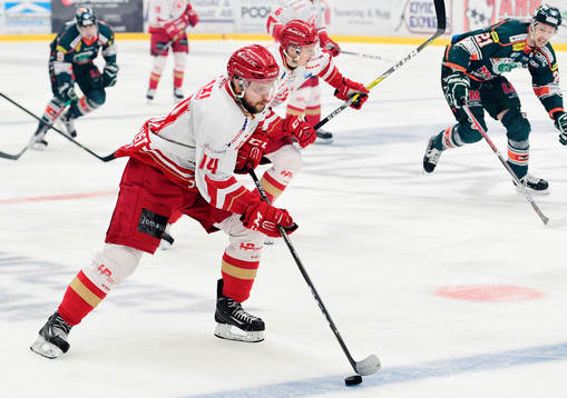 Trojas Tobias Törnkvist driver pucken