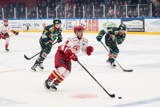 Trojas Jens Holmström driver upp pucken