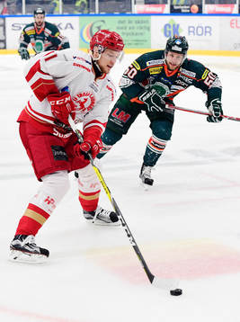 Trojas Tor Immo och Kristianstads Mikael Larsson i kamp om