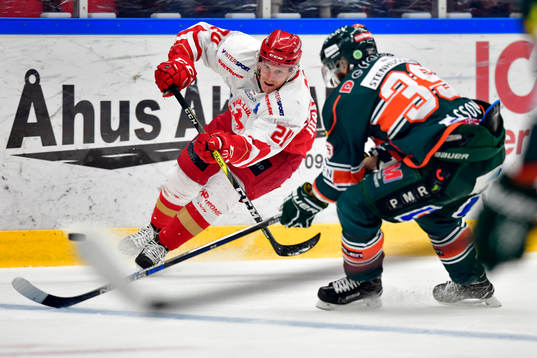 Trojas Rasmus Johansson driver pucken mot försvarande