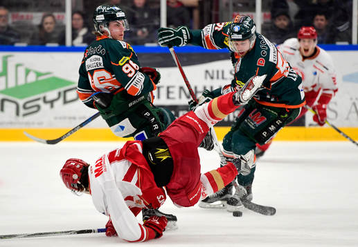 Trojas Max Lindroth faller mellan Kristianstads Viktor
