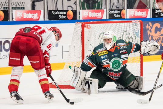 Trojas Stefan Söder mot Kristianstads målvakt Joel Gistedt