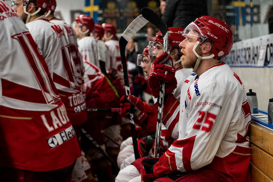 Trojas Mattias Åkesson deppar i båset