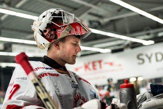 Trojas målvakt Robin Johansson deppar