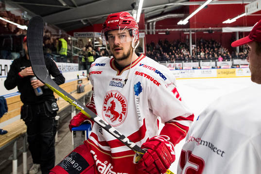 Trojas Jesper Eriksen deppar när han lämnar isen