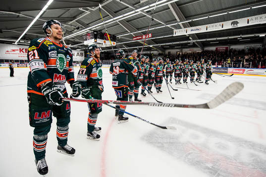 Kristianstads spelare med Daniel Andersson (tv) tackar
