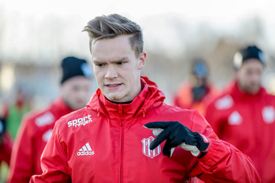 Piteås Fredrik Lundgren på uppvärmningen