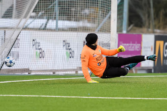 Moröns målvakt Erik Lundgren ser Piteås Samuel Naiwo(ej