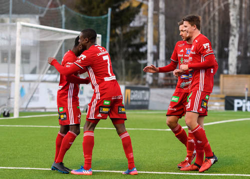 Piteås Samuel Naiwo (v) jublar