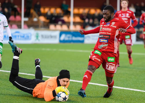 Moröns målvakt Erik Lundgren räddar framför Piteås