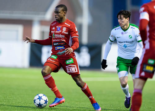 Piteås Moses Duckrell med bollen