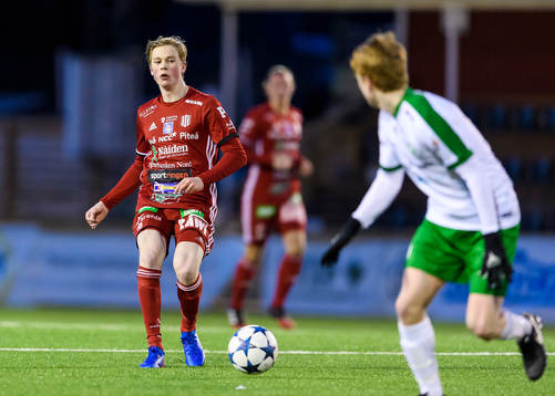 Piteås Gustav Nordh med bollen