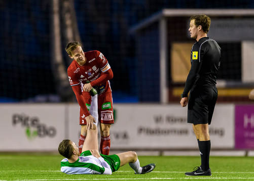 Piteås Fredrik Lundgren hjälper en Morönspelare som har