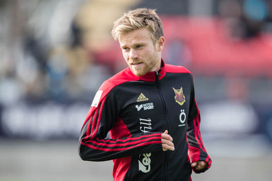 Östersunds Dennis Widgren värmer upp