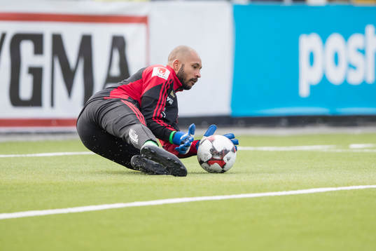 Östersunds målvakt Aly Keita värmer upp