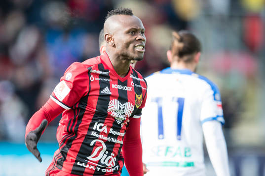 Östersunds Samuel Mensiro jublar