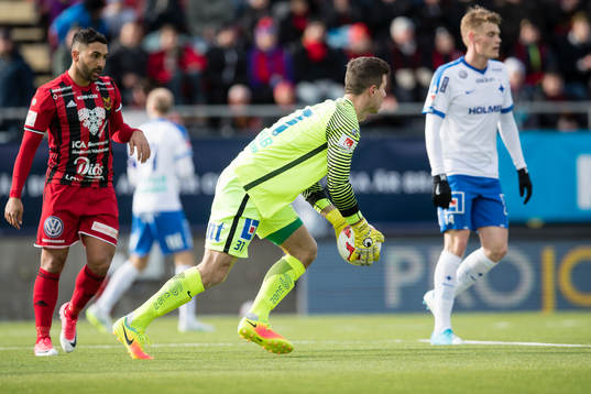 Norrköpings målvakt Michael Langer med bollen