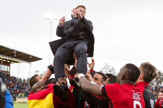 Östersund spelare hissar tränare Graham Potter
