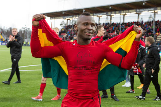 Östersunds Samuel Mensiro  jublar
