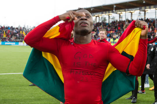 Östersunds Samuel Mensiro  jublar